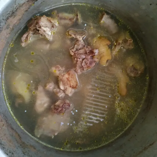 Cuci bersih ayam lalu rebus sampai daging ayam empuk.