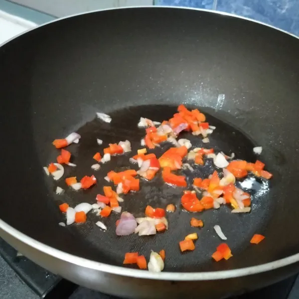 Cincang bawang merah, cabe rawit dan cabe merah besar lalu tumis hingga layu