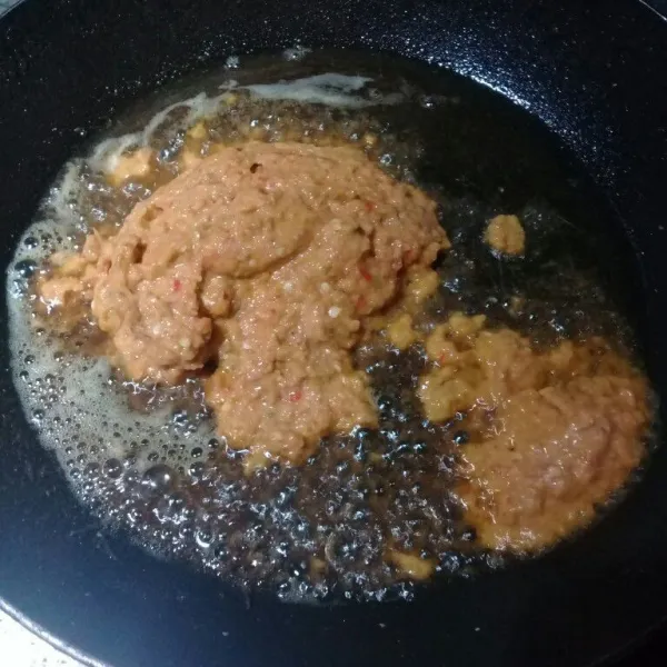 Tumis bumbu halus sengan minyak bekas menggoreng ikan tadi sampai layu, aduk rata