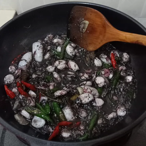 Masukkan baby cumi, bumbui garam, gula pasir dan merica bubuk. Tambahkan sedikit air jika perlu (air boleh tidak dipakai karena cumi sudah banyak mengeluarkan air). Masak cumi sambil ditutup wajannya supaya cumi cepat empuk dan bumbu meresap.