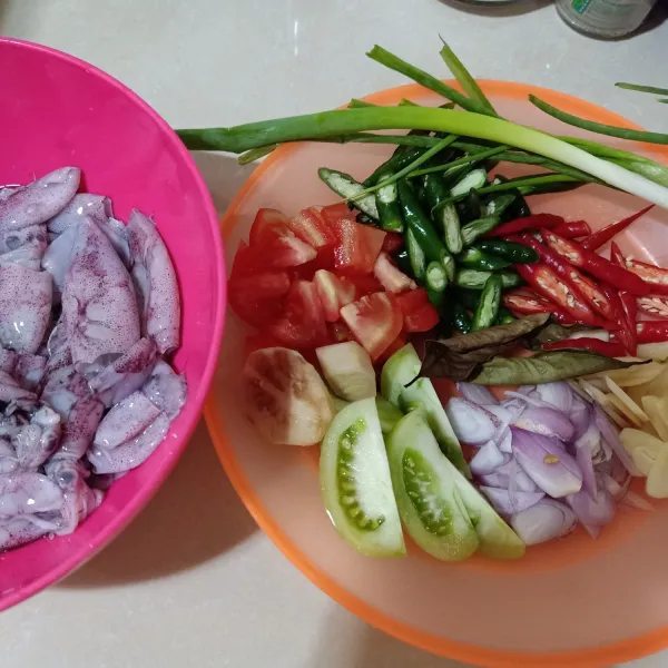 Siapkan bahan yang digunakan. Untuk cuminya krn kecil-kecil (baby cumi) tidak perlu dibuang tintanya, krn tintanya yg membuat kuah jadi gurih. Setelah cumi dicuci bersih, beri kucuran air jeruk nipis, diamkan beberapa saat, kmdn bilas kembali dgn air bersih, tiriskan.