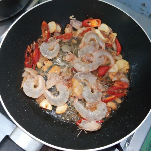 Masukkan udang. Masak sampai berubah warna