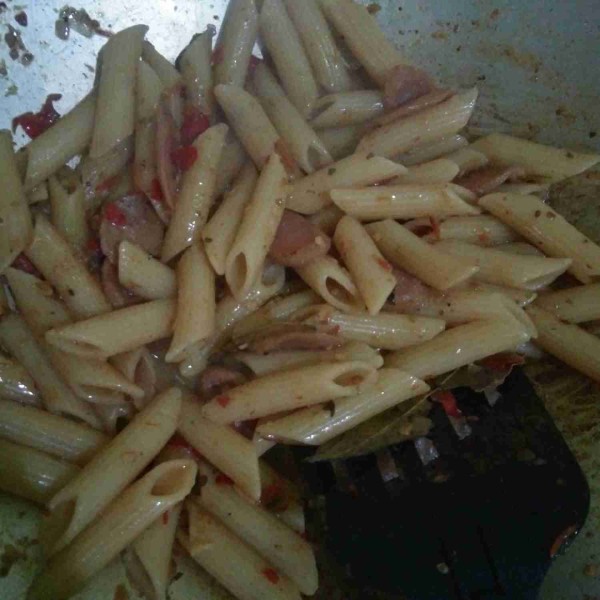 Masukkan penne, sosis, garam, gula pasir, lada, kaldu bubuk dan bubuk cabe. aduk hingga rata. biarkan meresap. koreksi rasa