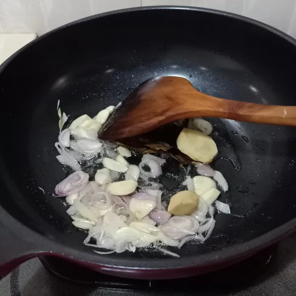 Panaskan minyak goreng, tumis bawang merah, bawang putih, daun salam, lengkuas dan jahe sampai harum dan layu.