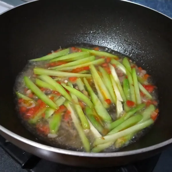 Tuang secukupnya air. Masak hingga air menyusut dan labu siam cukup lunak