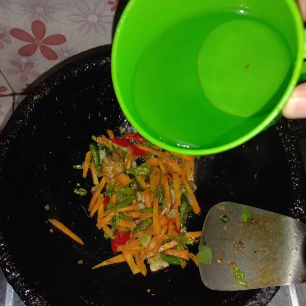 Masukkan sedikit air lalu tunggu sampai wortel empuk
