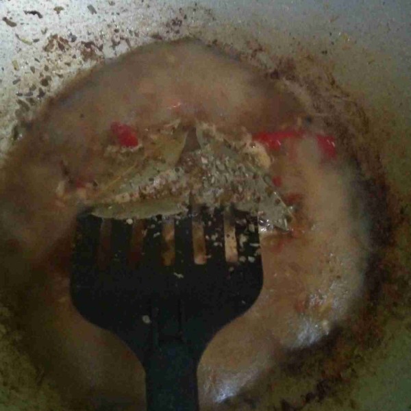 Tambahkan air lalu masukkan bubuk oregano, daun jeruk dan bay leaf