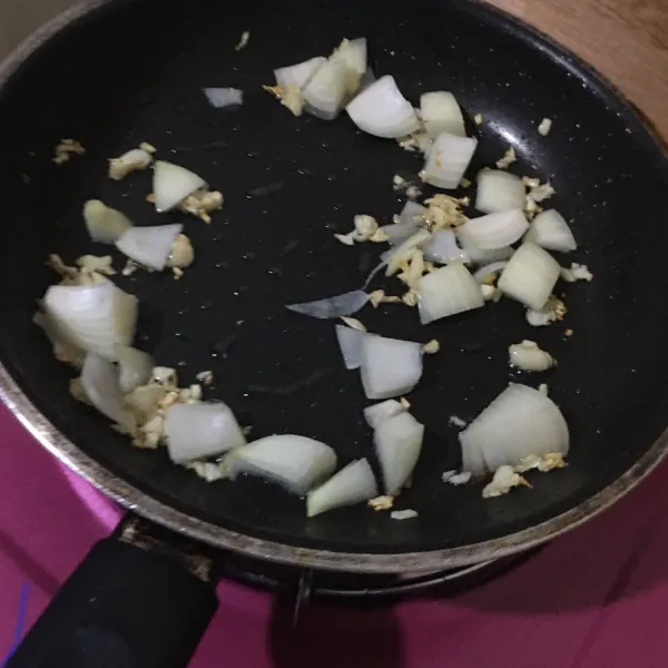 Tumis bawang putih hingga harum, masukan bawang bombay dan jahe hingga layu.
