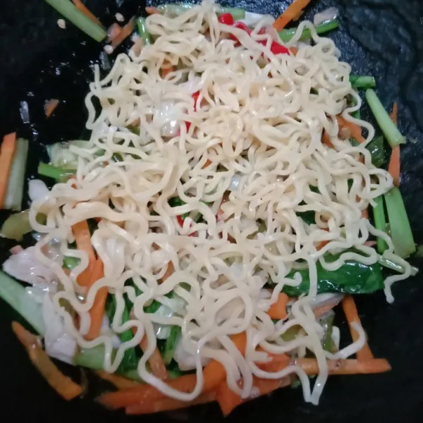 Masukkan mie lalu ratakan