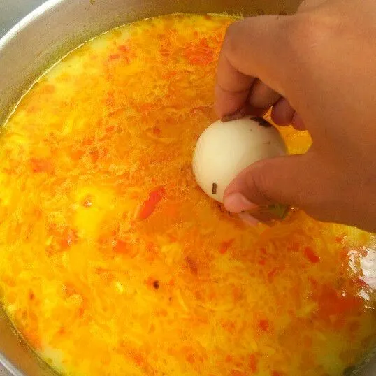 Kemudian tambahkan telur rebus