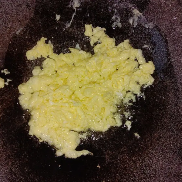 Masukkan 1 telur dalam wajan ratakan tumis sampai telur hancur lalu sisihkan