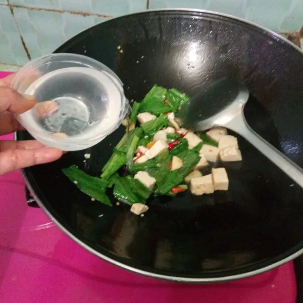 Tambahkan air secukupnya, gula, kaldu, garam dan koreksi rasanyam sajikan
