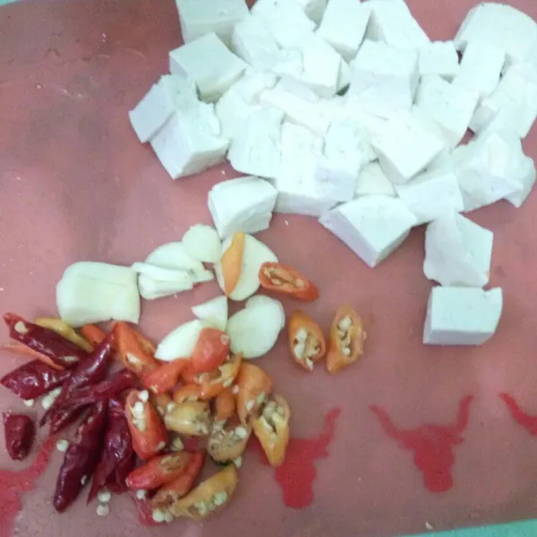 Iris-iris tahu, cabe merah, cabe rawit, garam, bawang putih dan tahu.