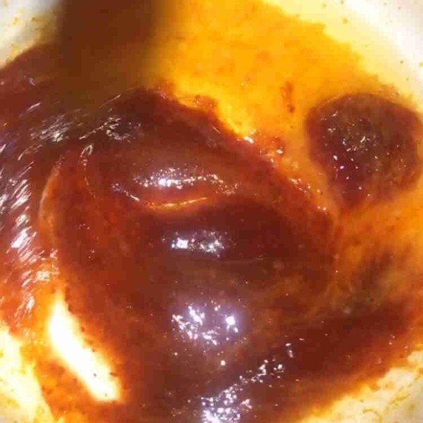 Panaskan minyak, lalu masukkan bumbu yang sudah di blender dan 2 sdm saus gochujang, aduk hingga rata.