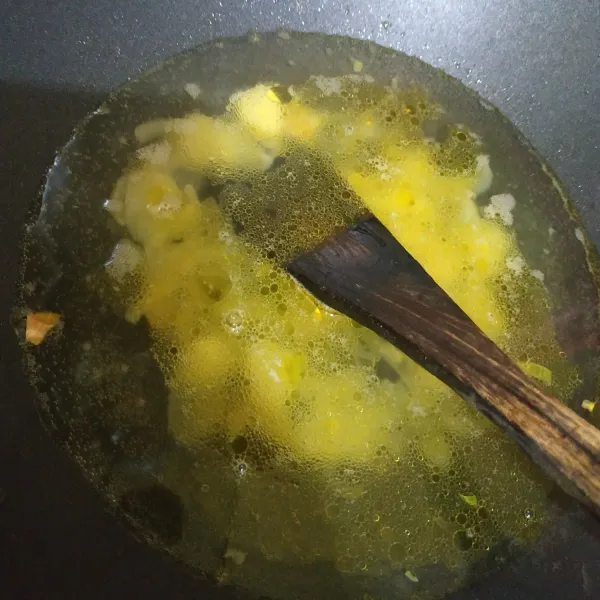 Beri air secukupnya.