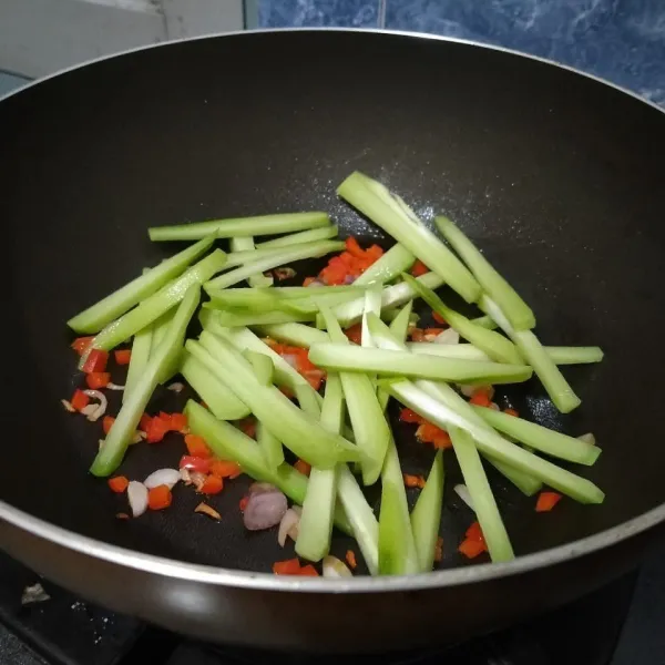 Lalu masukkan irisan labu siam. Aduk