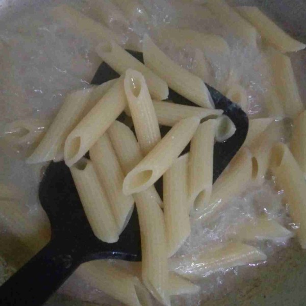 Rebus penne hingga matang aldente. sisihkan