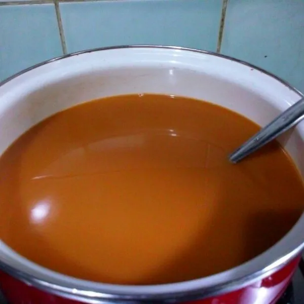 Tuang dengan disaring air rebusan Thai Tea ke dalam campuran Kental Manis, aduk rata.