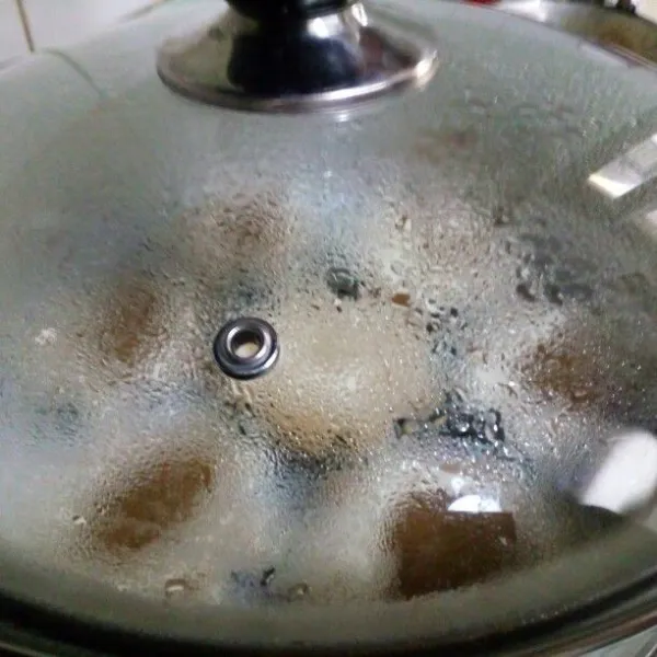 Pastikan air dlm panci pengukus sudah mendidih betul. Kukus bolu selama 10-15 menit dengan api besar. Jangan buka panci sebelum proses mengukus selesai.