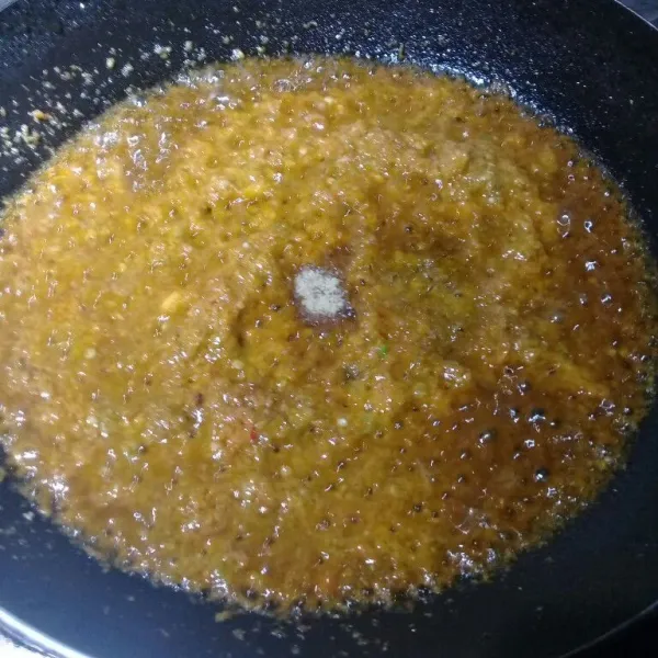 Lalu bumbui gula pasir dan kaldu bubuk, aduk rata biarkan sampai layu