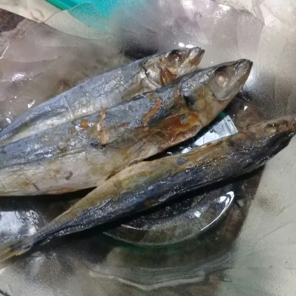 Rendam ikan peda sebentar, lalu cuci bersih, tiriskan