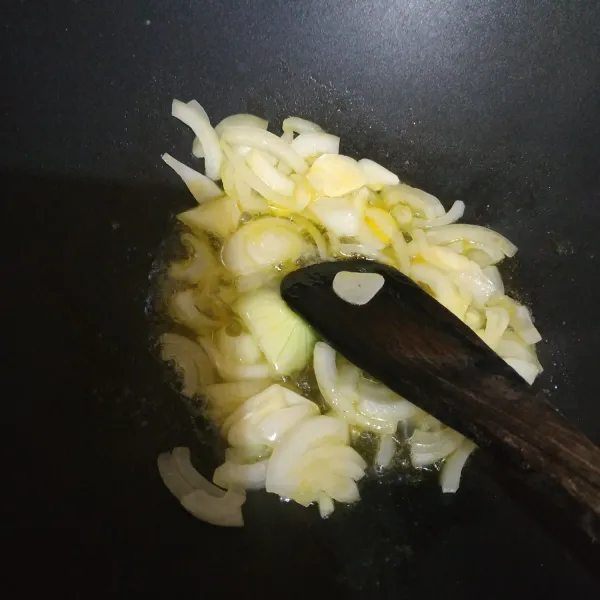 Tumis bawang putih dan bawang bombay hingga harum dan layu.