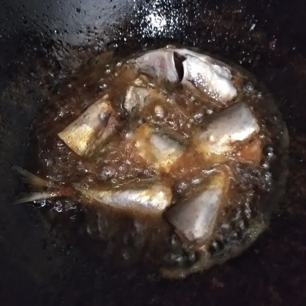Panaskan minyak goreng. Goreng ikan hingga matang