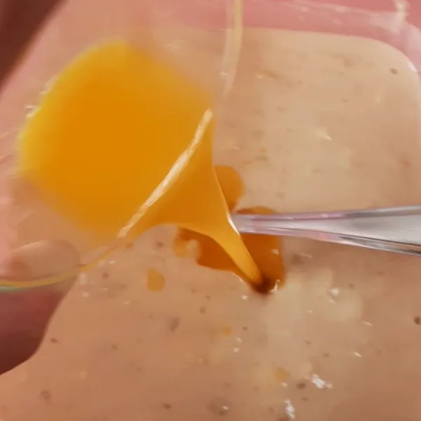 Lalu masukkan mentega cair.