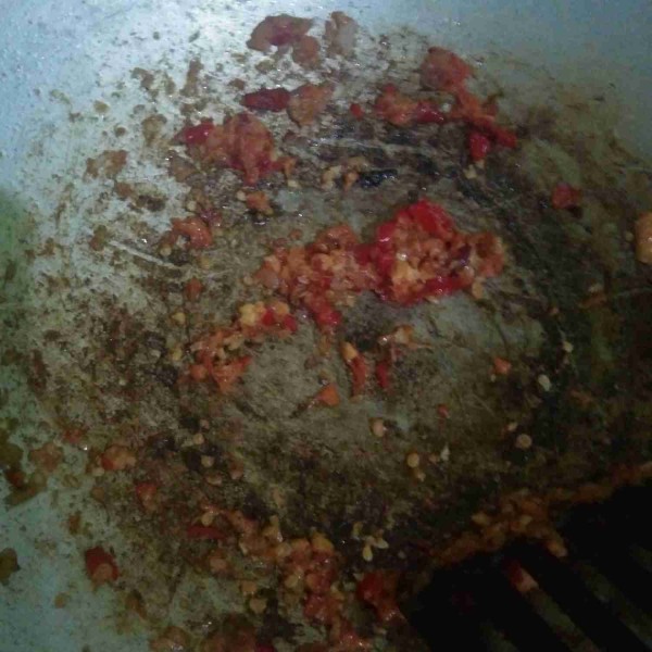 Tumis bumbu halus hingga harum (bau langunya hilang)