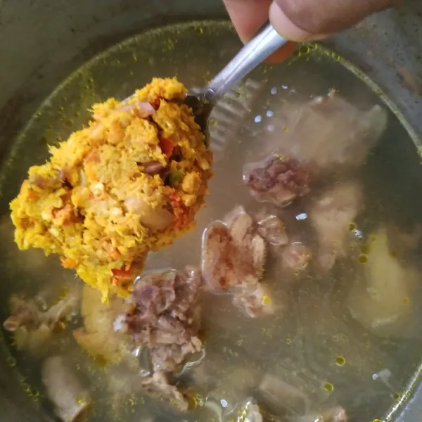 Masukkan bumbu halus kedalam panci yang berisi ayam yang sudah empuk. Air rebusan jangan dibuang.