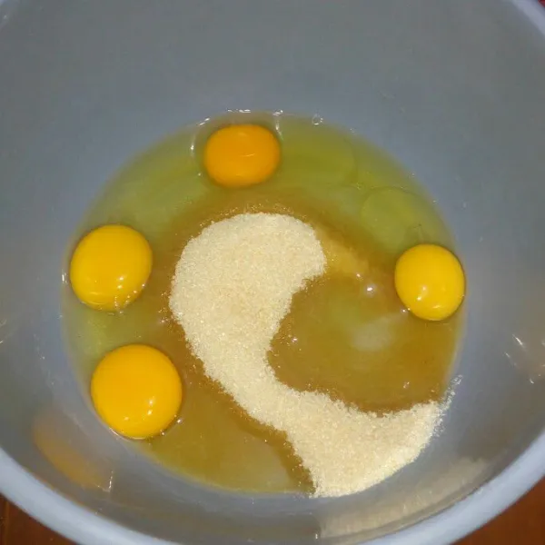 Campur telur, gula dan sp mixer dgn kecepatan tinggi selama 10 menit sampai mengembang putih berjejak.