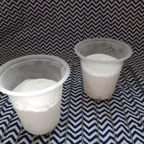 Jika sudah lembut pindahkan eskrim ke cup gelas atau wadah sesuai selera. Kemudian masukkan kembali kedalam freezer sekitar satu malam atau 6-8jam sampai mengeras.