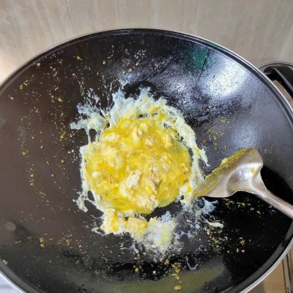 Panaskan minyak, Tumis bawang putih, tambahkan Telur, buat orak arik