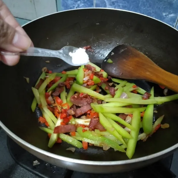 Beri garam, kaldu jamur, dan sedikit gula sesuai selera. Aduk rata