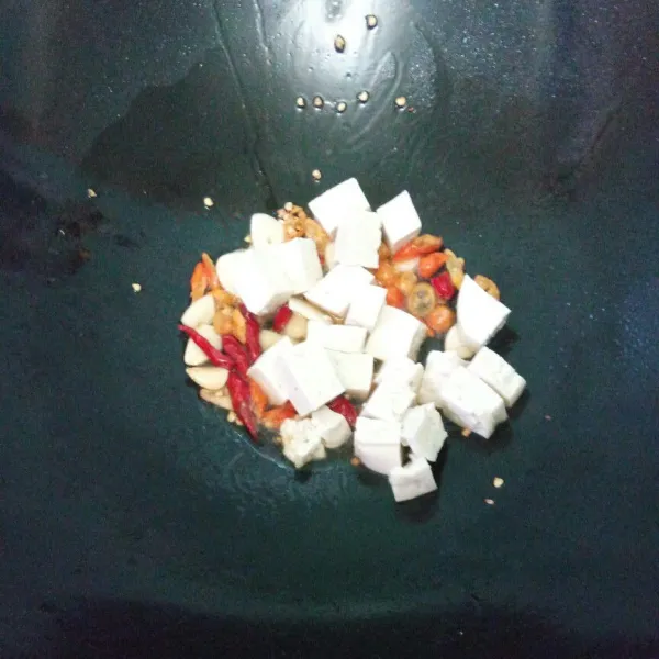 Tumis Bumbu iris hingga harum laluasukan potongan tahu , aduk rata.