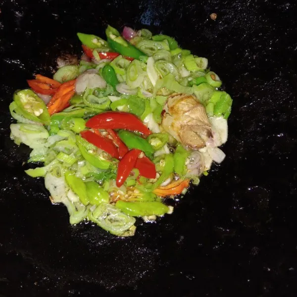 Tumis irisan cabe, daun bawang, bawang merah, bawang putih, dan 2 cm laos digeprek tumis sampai harum