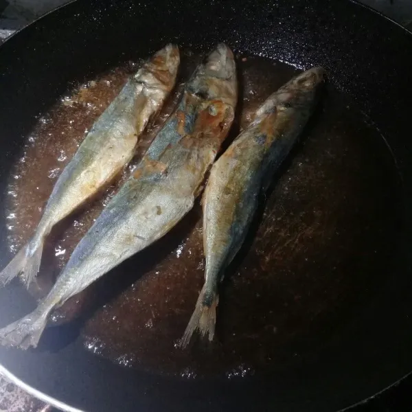 Goreng pada minyak panas sampai kecoklatan, goreng sekali balik aja