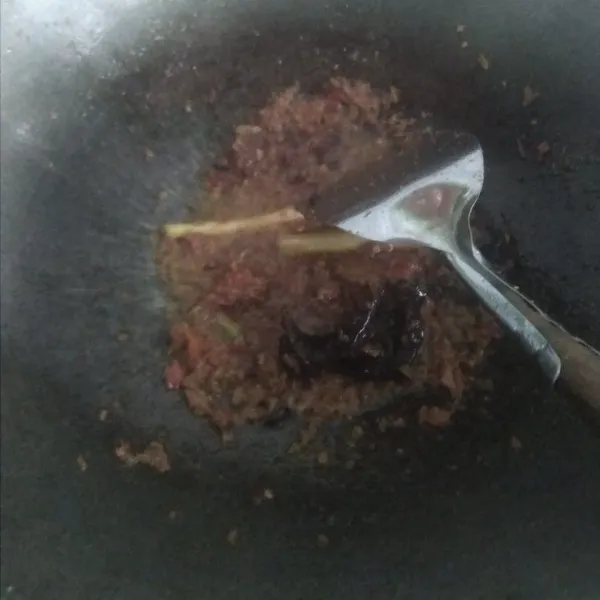 Tumis bumbu halus, tambahkan sereh, daun salam, daun jeruk, sampai harum