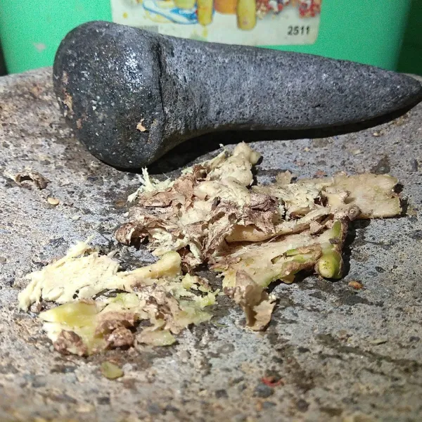 Geprek jahe, sisihkan.