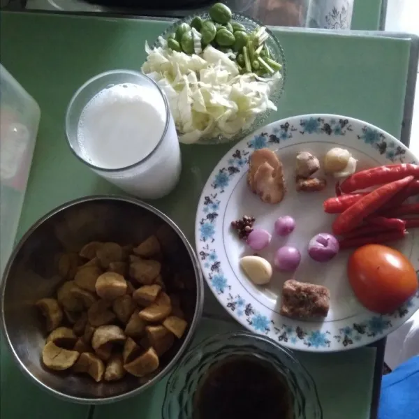Siapkan semua bahan dan bumbu, kentang, wortel dikupas dan digoreng kering