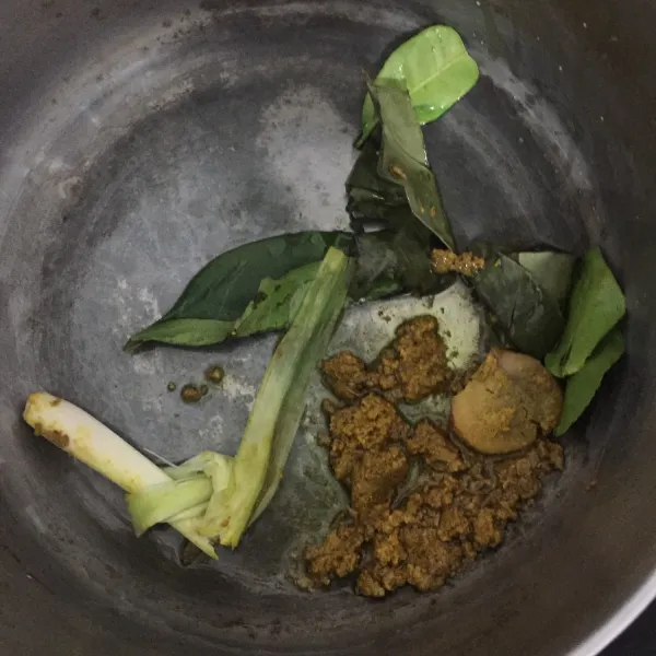 Haluskan kemiri, jahe, kunyit, ketumbar, bawang merah dan putih, kemudian panaskan minyak dan tumis di api kecil masukkan serai, daun salam dan daun jeruk tumis hingga wangi, lalu masukkan air dan tunggu hingga mendidih.