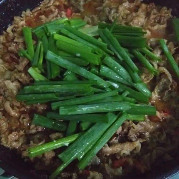 Buka penutup, kemudia tambahkan kecap manis dan daun bawang. Masak selama 2 menit, jangan lupa koreksi rasa. Matikan api. Sajikan