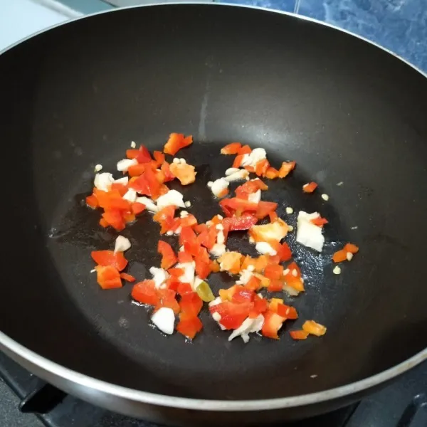 Tumis bawang putih, cabe rawit dan cabe merah besar hingga harum