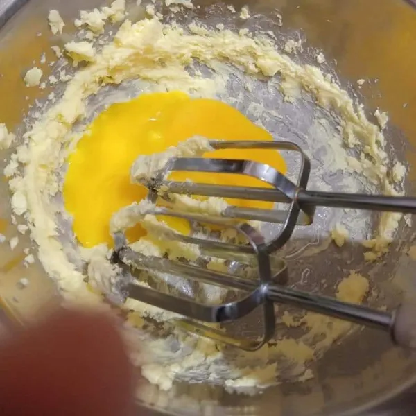 Mixer butter dengan kecepatan rendah.
