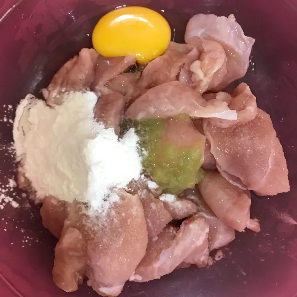 Campur ayam, bawang putih halus, telur, garam, dan tepung menjadi satu. Lalu aduk rata.