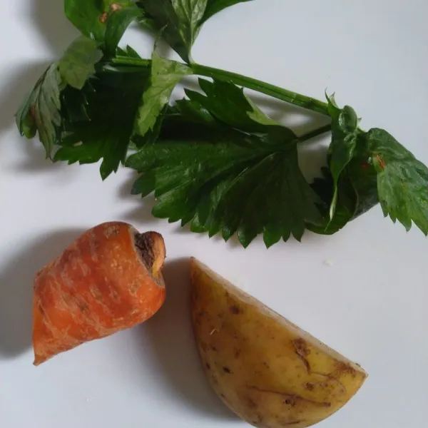 Siapkan wortel, kentang, seledri dan daun bawang. Iris dan potong dadu kecil.