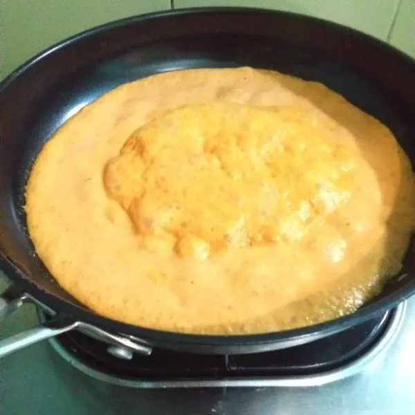 Blender halus semua bahan bumbu, kemudian rebus sampai kadar air habis.