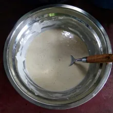 Siapkan bahan pelapisnya, campur rata tepung terigu, tepung beras, Ketumbar bubuk, dan garam. tuangi air, aduk rata hingga adonan kental.