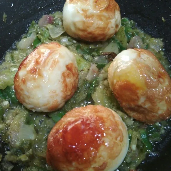 Tambahkan telur yang sudah digoreng tadi aduk rata dengan bumbu, masak sebentar sampai bumbu meresap kedalam telur, matikan api sajikan dengan nasi hangat