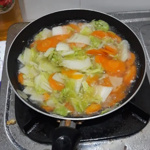Bumbui masakan dengan garam, gula, dan saus tiram sesuai selera.
